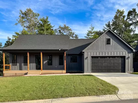 200 Byron Forest Dr, Horse Shoe, NC 28742