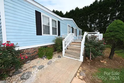 Exterior - 1690 Amy Dr, Conover, NC 28613 photo 3 of 11