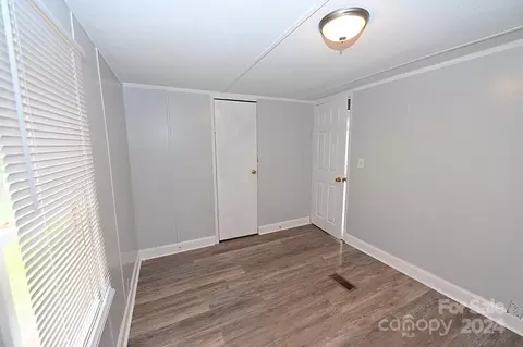 Bedroom - 1690 Amy Dr, Conover, NC 28613 photo 4 of 9