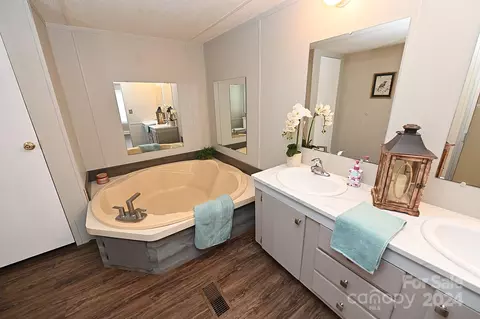 Bath - 1690 Amy Dr, Conover, NC 28613 photo 2 of 6