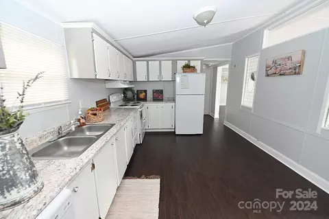 Kitchen - 1690 Amy Dr, Conover, NC 28613 photo 2 of 8