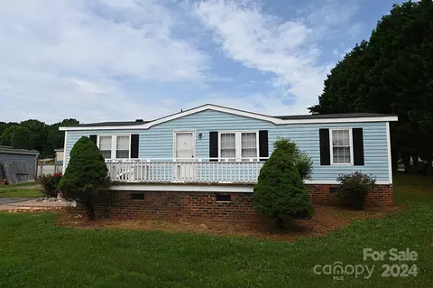 Exterior - 1690 Amy Dr, Conover, NC 28613 photo 2 of 11