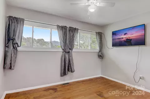 Bedroom - 40 Overlook Dr, Clyde, NC 28721 photo 1 of 6