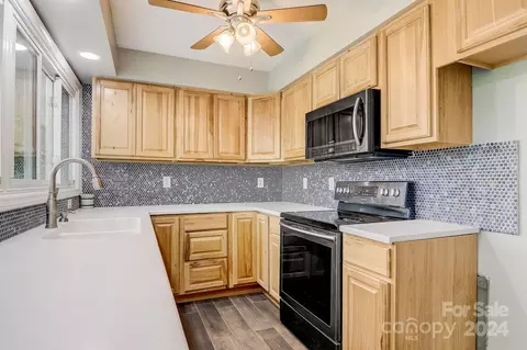 Kitchen - 40 Overlook Dr, Clyde, NC 28721 photo 2 of 3