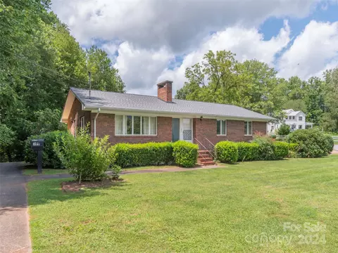 769 Country Club Dr, Waynesville, NC 28786