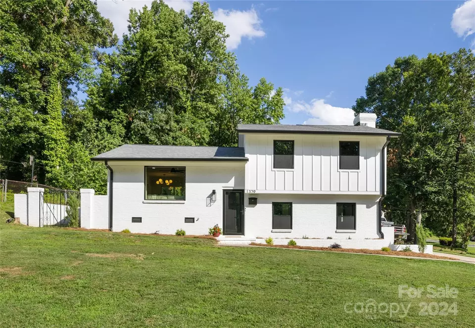  1329 Plumstead Rd, Charlotte, NC 28216 photo 1