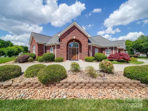 1562 Elkhart Cir, Gastonia, NC 28054