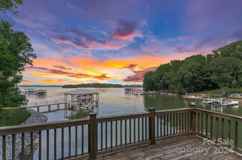 112 Larkhaven Ln, Mooresville, NC 28117