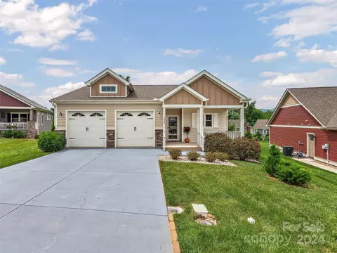 1006 Blacksmith Run Dr, Hendersonville, NC 28792