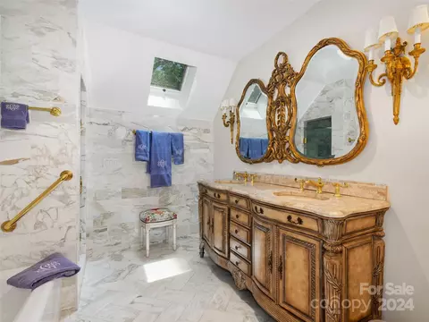 Bath - 1767 Ridge Way St, Sylva, NC 28779 photo 2 of 4