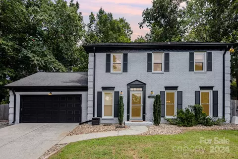 6201 Oak Glen Ln, Charlotte, NC 28277