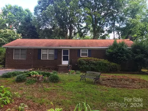 1300 Stallings Rd, Matthews, NC 28104