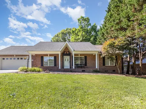 2161 Hunters Chase Dr, Hickory, NC 28601