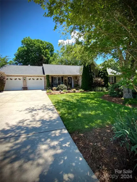 2391 Hounds Way, Hickory, NC 28601