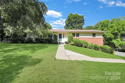 223 Oak Park Dr, Clyde, NC 28721 photo 2