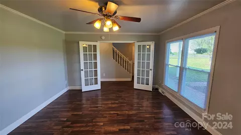 Living - 287 Fox Hunter Rd, Harmony, NC 28634 photo 2 of 5