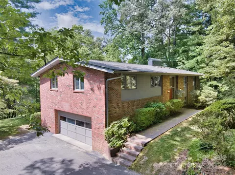 2 Robin Ln, Hendersonville, NC 28739