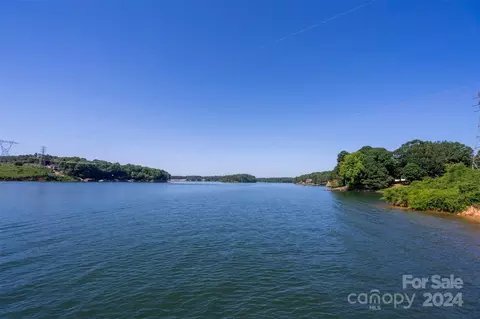 713 Island Point Rd, Mount Holly, NC 28120