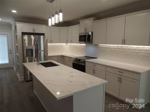 520 1st W St W, Conover, NC 28613