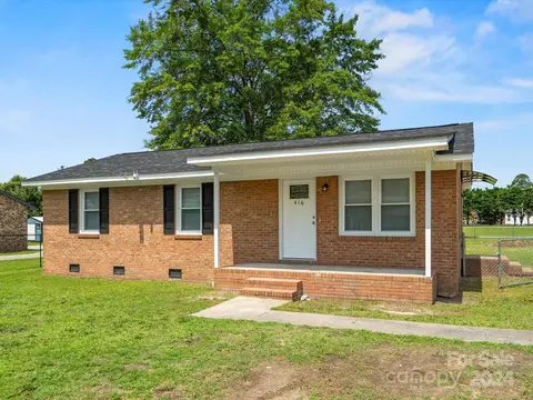 416 Newsome Dr, Cheraw, SC 29520