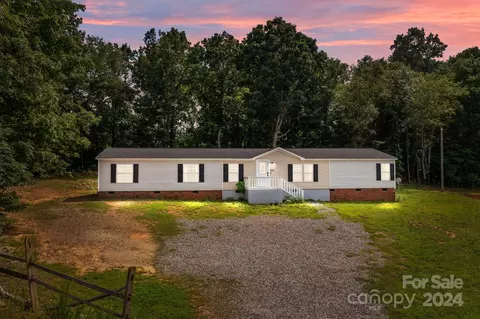 360 Forest Hollow Dr, Statesville, NC 28677