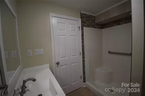 Bath - 25 Easterly Ln, Fletcher, NC 28732 photo 5 of 6