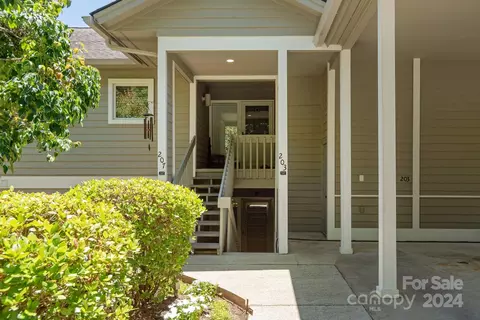 203 Golfside Dr, Flat Rock, NC 28731