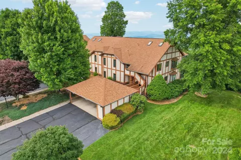 402 Fleetwood Plz, Hendersonville, NC 28739