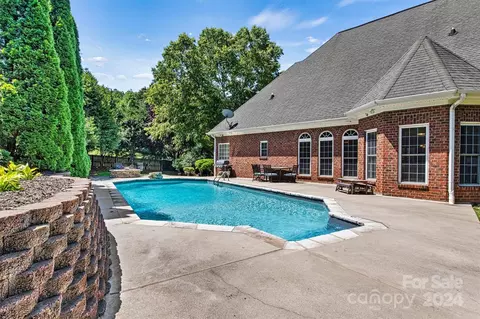 126 43rd Avenue Nw Dr NW, Hickory, NC 28601 photo 2