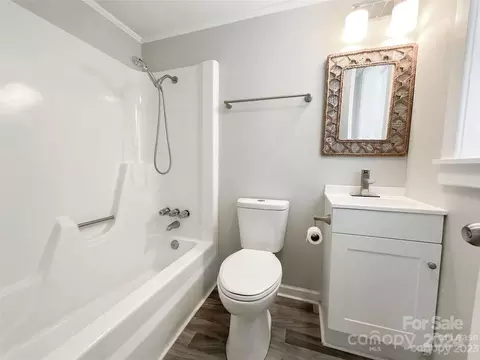 Bath - 19 Th St, Hickory, NC 28602 photo 2 of 3