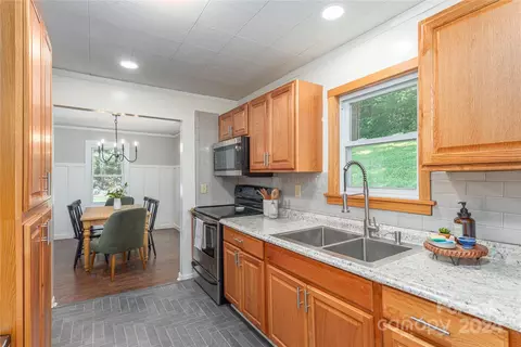 Kitchen - 5234 Old Clyde Rd, Clyde, NC 28721 photo 2 of 3