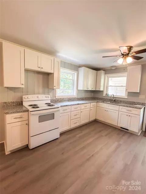 Kitchen - 33226 Hobe Rd, Albemarle, NC 28001 photo 2 of 4
