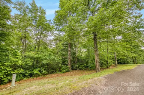 8 Sahalee Trl, Hendersonville, NC 28739
