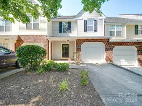 8729 Robinson Forest Dr, Charlotte, NC 28277