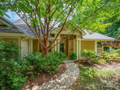200 Shady Laurel Ct, Hendersonville, NC 28739