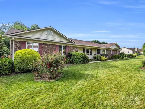 26 St Andrews Dr, Etowah, NC 28729
