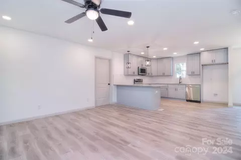 Living - 1604 Tower Ct, Monroe, NC 28112 photo 2 of 4