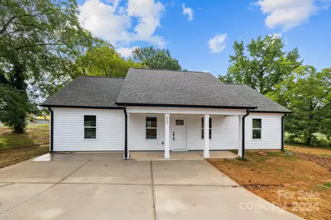 525 Railroad St, Lowell, NC 28098
