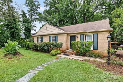 5325 Hollirose Dr, Charlotte, NC 28227