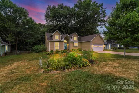 10521 Southern Oak Ct, Charlotte, NC 28214