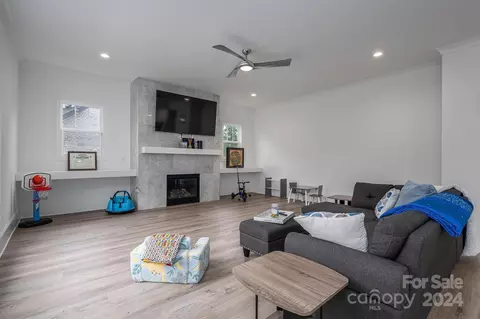 Living - 811 Naples Dr, Davidson, NC 28036 photo 2 of 4