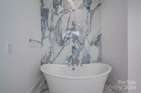 Bath - 811 Naples Dr, Davidson, NC 28036 photo 3 of 8