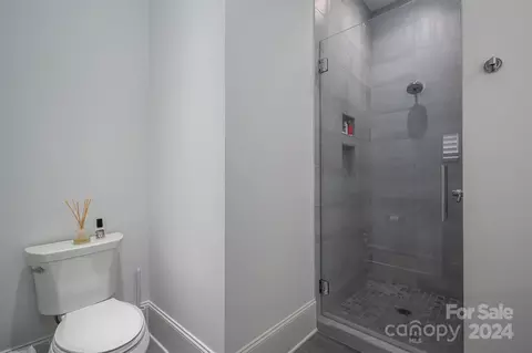 Bath - 811 Naples Dr, Davidson, NC 28036 photo 7 of 8