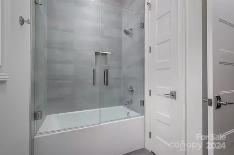 Bath - 811 Naples Dr, Davidson, NC 28036 photo 4 of 8