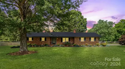 1535 Nottingham Dr, Newton, NC 28658