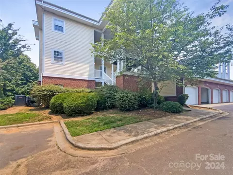 8921 Meadow Vista Rd, Charlotte, NC 28213