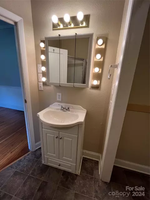 Bath - 804 Rutherford Rd, Marion, NC 28752 photo 1 of 5