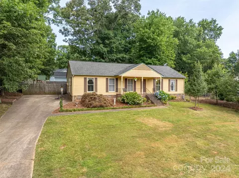 1304 Creekview Dr, Gastonia, NC 28052