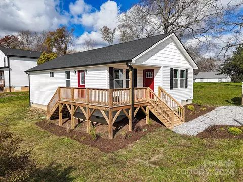 221 Wilmont Dr, Hendersonville, NC 28792
