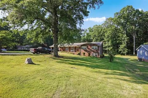 2023 Woodhurst Ln, Albemarle, NC 28001